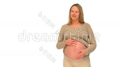 快乐的孕妇看着镜头